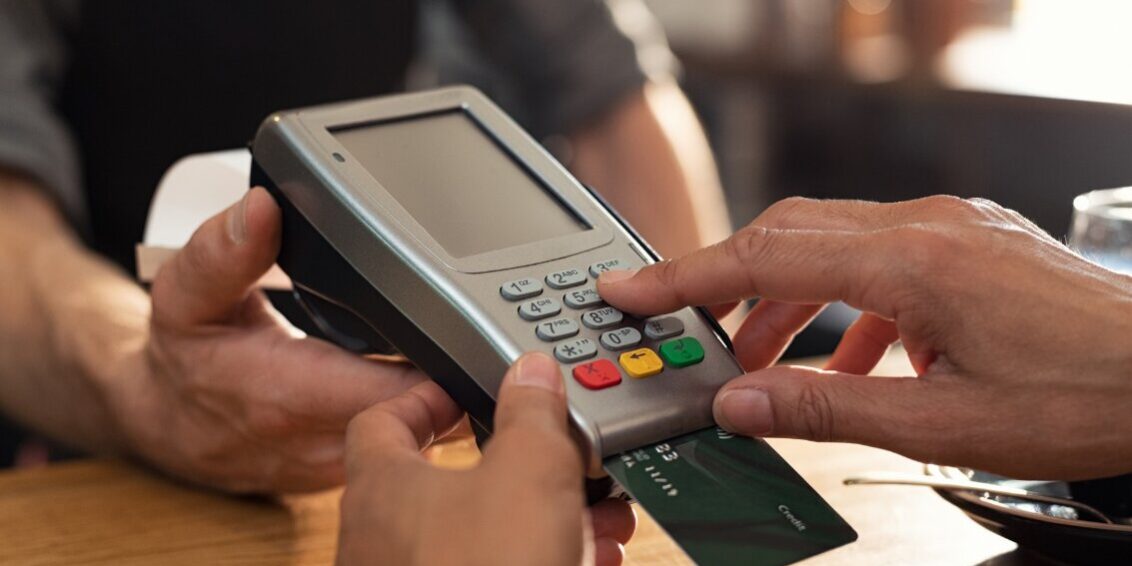 cliente-e-consultor-financeiro-fazendo-emprestimo-com-o-limite-do-cartao-de-credito