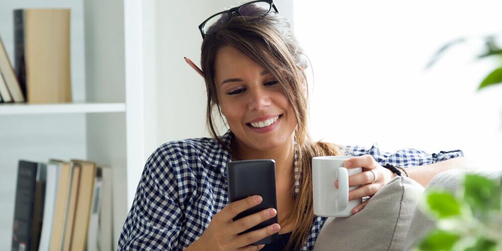 cliente-recebendo-consultoria-financeira-de-emprestimo-digital-consicred